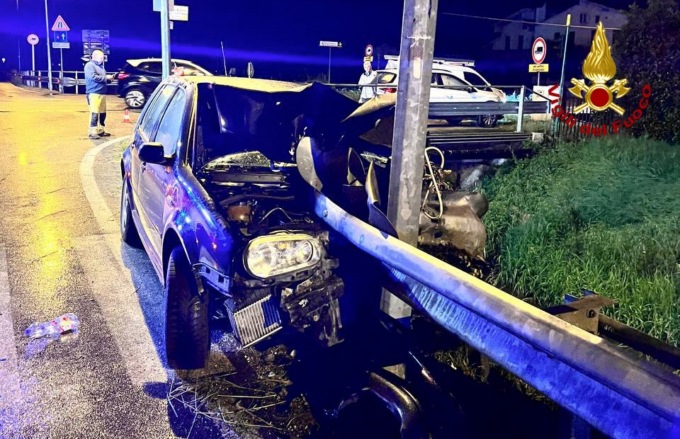 Perde il controllo dell’auto e si schianta contro la cuspide del guardrail