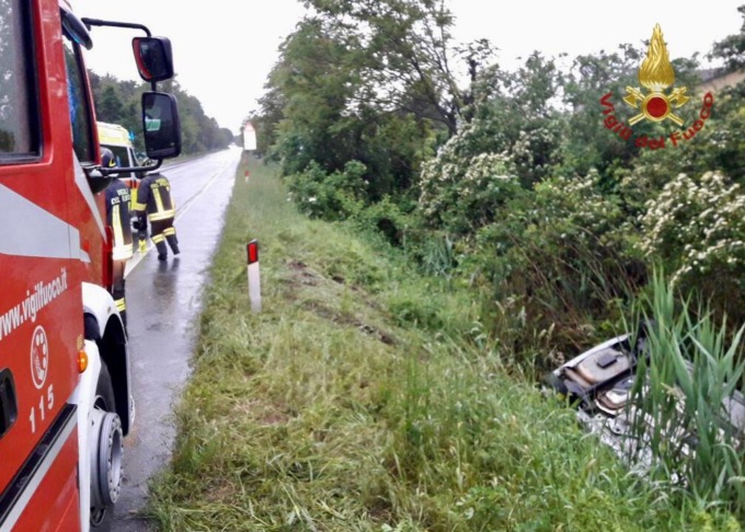 L’auto sbanda, finisce nel fossato e uno dei feriti resta intrappolato tra le lamiere