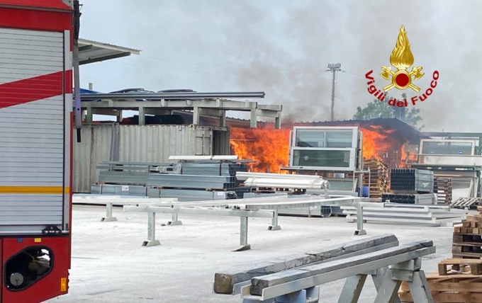 Paura nell’azienda a Portogruaro, prendono fuoco i bancali: coinvolte anche alcune bombole