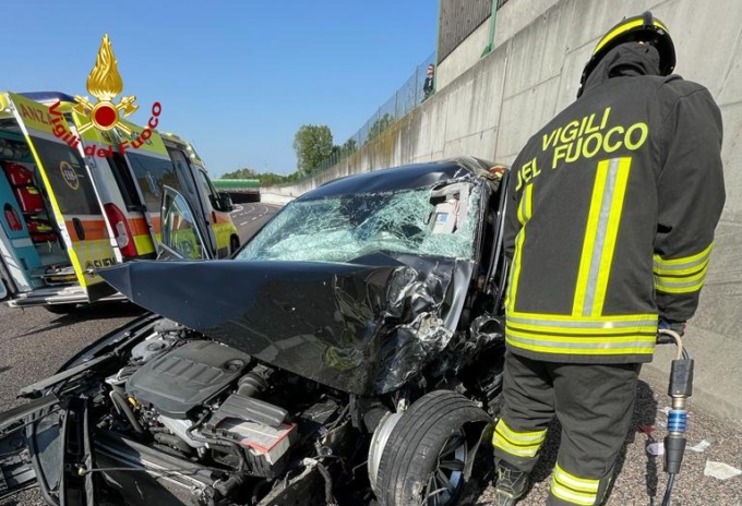 Violentissimo incidente in A4: il conducente resta intrappolato nell’auto accartocciata
