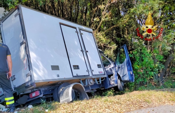 Due incidenti (a Bibione e San Donà) stesse conseguenze: conducenti intrappolati tra le lamiere