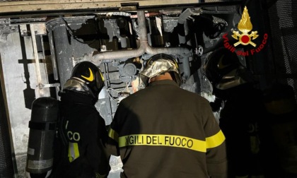 Paura nell'azienda a Maerne, prende fuoco un trasformatore a olio: danni al tetto del capannone