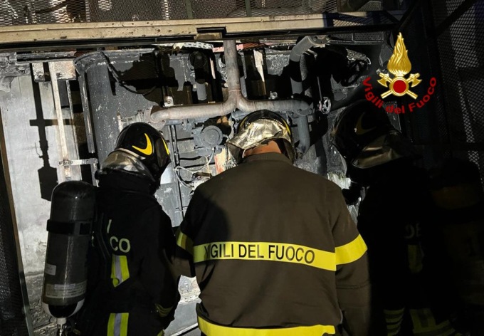 Paura nell’azienda a Maerne, prende fuoco un trasformatore a olio: danni al tetto del capannone