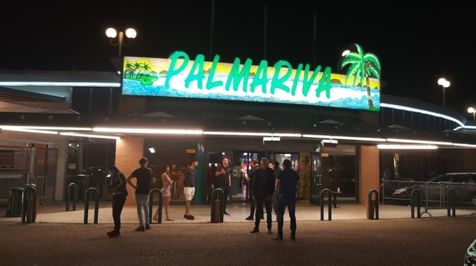 Post serata in auto ma i due giovani non tirano il freno a mano e l’auto finisce nel canale