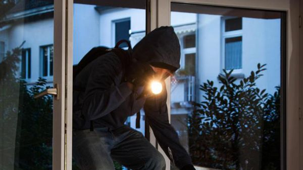 Sfondava le vetrate dei negozi e poi li ripuliva, ha commesso diversi furti a Mestre e Marghera