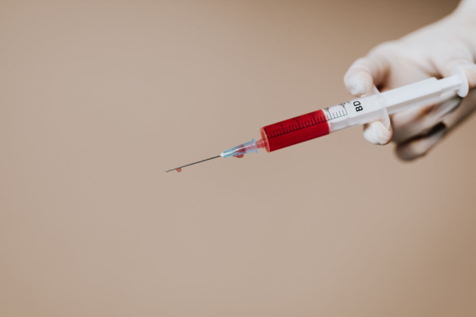 Una netturbina ferita dall’ago di una siringa