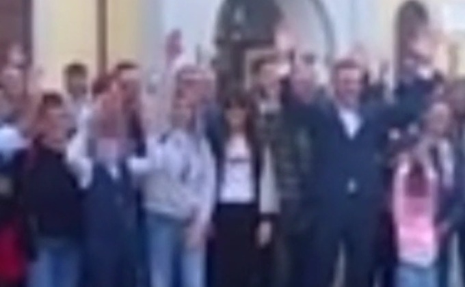 Eletta come consigliera festeggia col saluto romano: il neo-sindaco di Centrodestra chiede le sue dimissioni