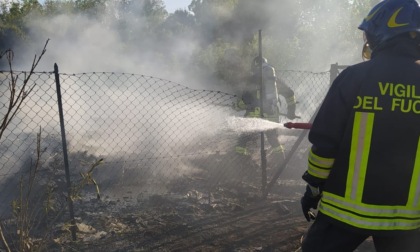 Baracca in fiamme al Lido di Venezia