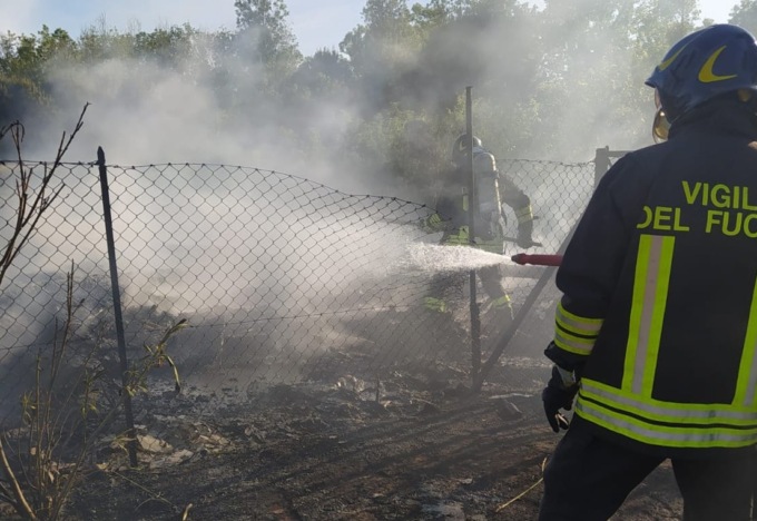 Baracca in fiamme al Lido di Venezia