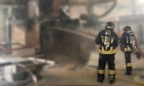 Le polveri di un aspiratore innescano l'incendio, paura nell'azienda di lavorazioni plastiche