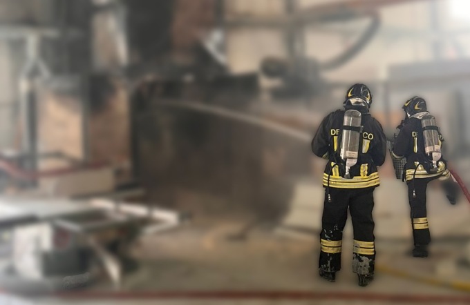 Le polveri di un aspiratore innescano l’incendio, paura nell’azienda di lavorazioni plastiche