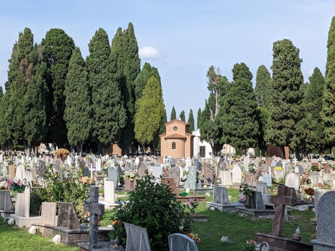 Manutenzione del verde sulle sepolture: una nota dell’Amministrazione comunale