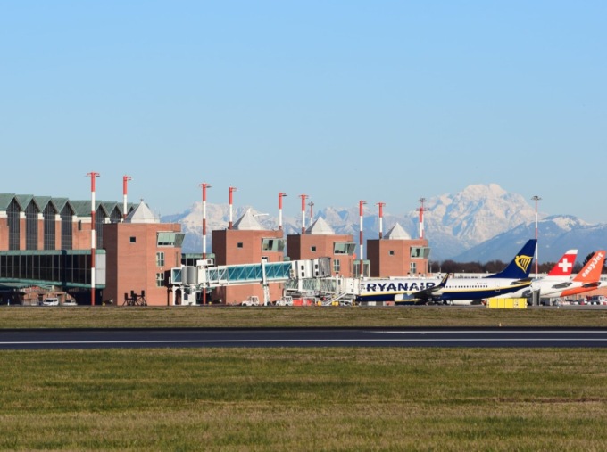 Tassa d’imbarco a Venezia, Ryanair “molla” l’aeroporto Marco Polo. Nuovo scontro tra Brugnaro e Marchi