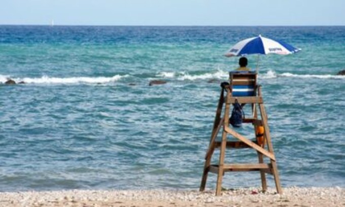 Si tuffa di testa dal pontile ma l’acqua è troppo bassa: 17enne in gravi condizioni