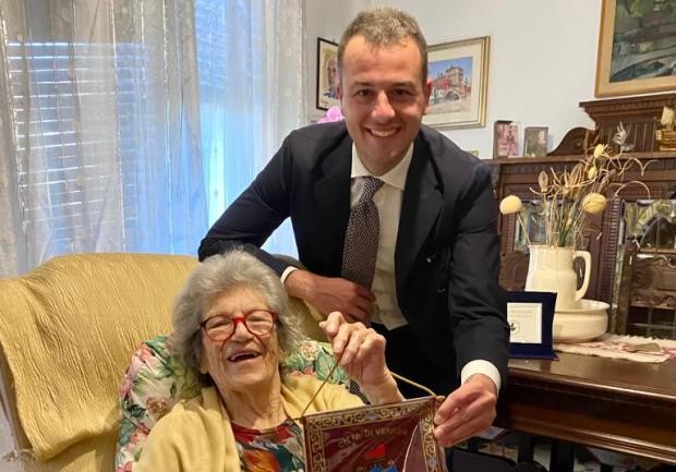 Un riconoscimento per Yvonne Girardello: la prima hostess italiana e neo centenaria