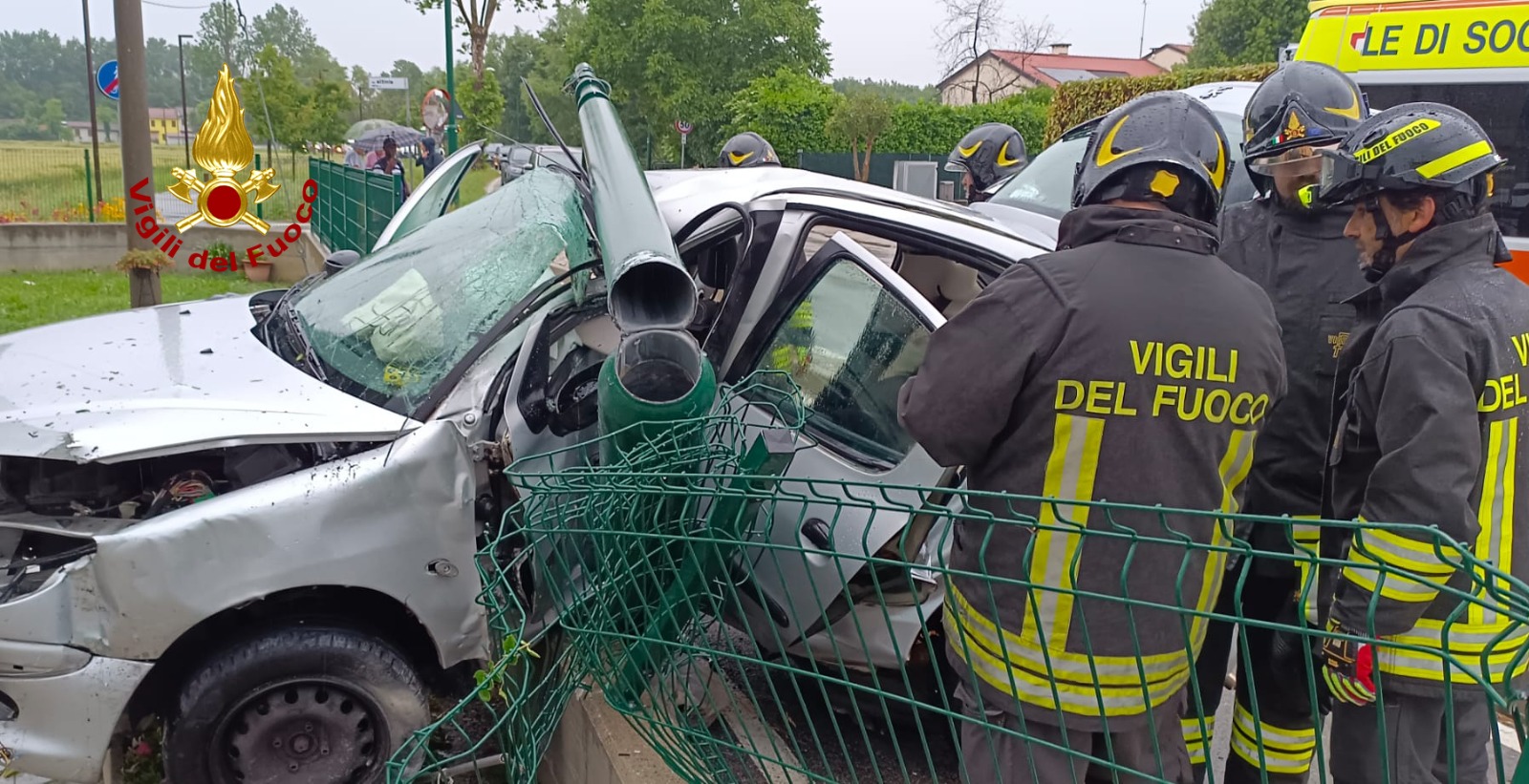 Perde il controllo dell'auto e centra un palo della luce - Prima Venezia