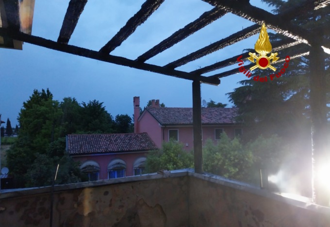 Paura in una palazzina di Annone: il gazebo al quarto piano prende fuoco