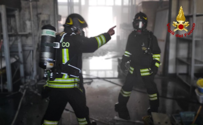 Violento incendio devasta un magazzino di Fossalta, il sindaco: “Tenete chiuse le finestre”