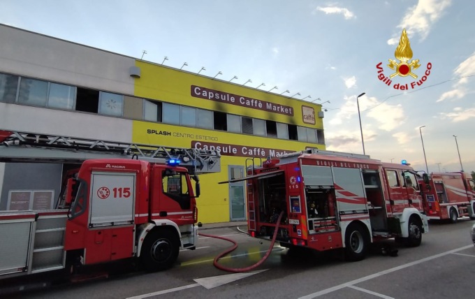 Inferno di fuoco nel solarium di via Zandonai a Mestre