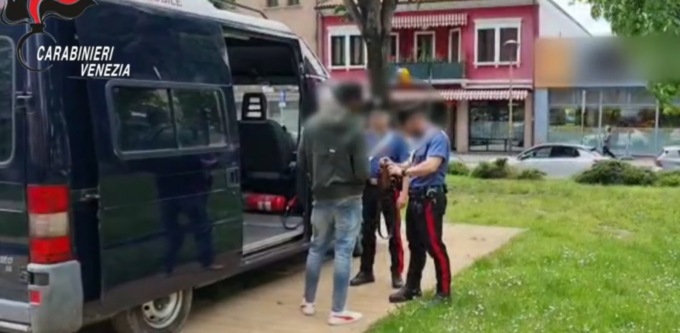 Smantellata la rete dei narcos di via Piave: producevano e vendevano chili di eroina e marijuana