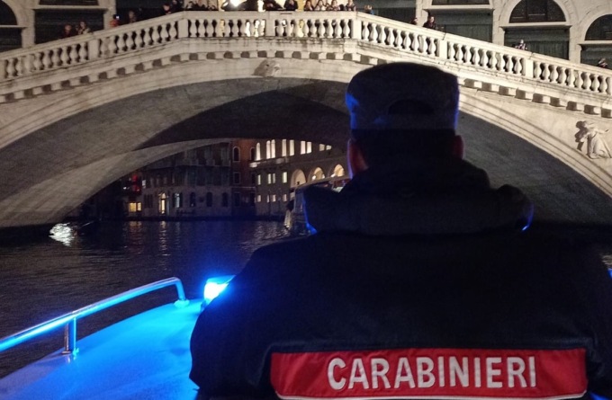 Infrange il divieto d’allontanamento e minaccia la ex costringendola a rinunciare ai figli