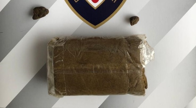 Pusher 17enne beccato con un etto di droga: se la faceva consegnare a casa tramite corriere