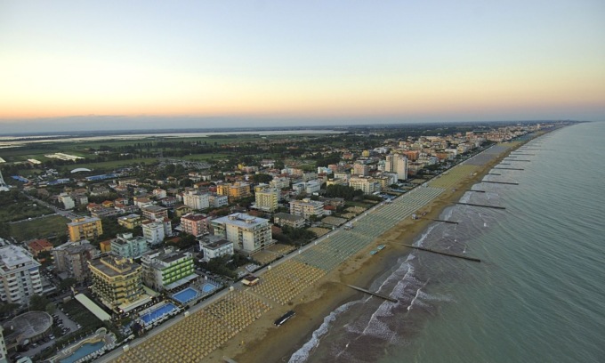 Malore fatale in spiaggia a Jesolo: 71enne muore sotto gli occhi dei famigliari