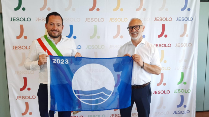 La Bandiera Blu sventola ancora sulla spiaggia di Jesolo