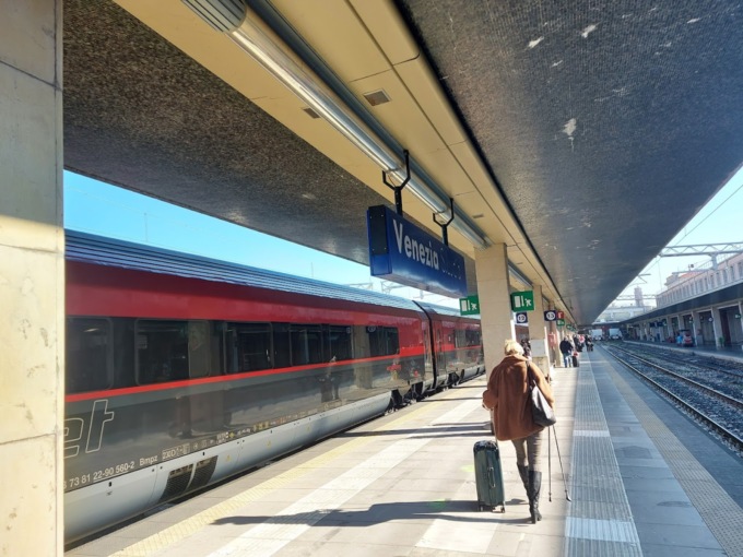 Hanno fogli di via e divieti di dimora ma le ladre sono ancora in “attività” in stazione
