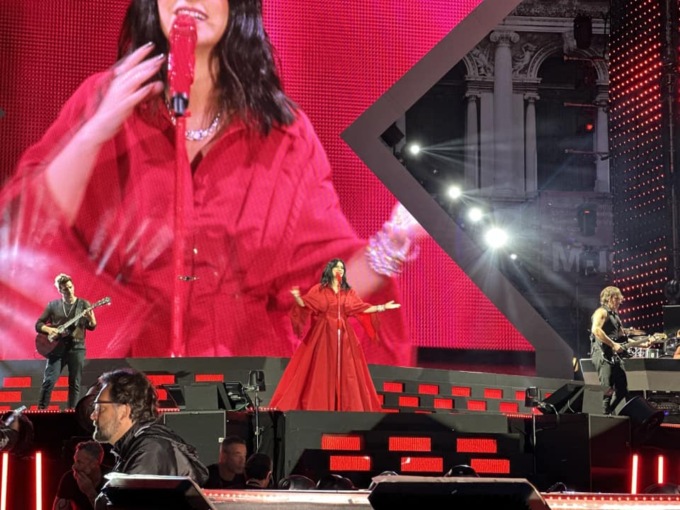 Il concerto di Laura Pausini tra diluvio, acqua alta, calcinacci e polemiche