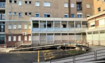 La grandine si abbatte sull'ospedale di Dolo: intere vetrate vanno in frantumi