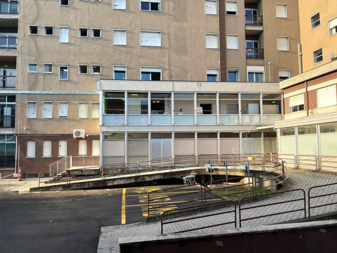 La grandine si abbatte sull’ospedale di Dolo: intere vetrate vanno in frantumi