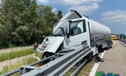 Camion contro camion in A4: il carico si riversa in autostrada, traffico intenso