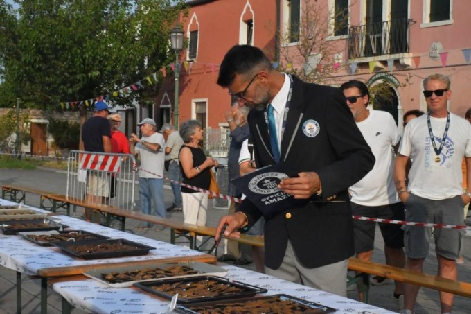 Malamocco nel Guinness dei primati grazie a ventimila cozze gratinate. Le immagini