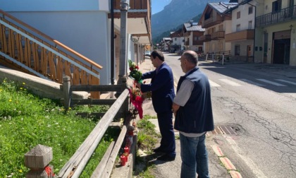 Tragedia in Cadore, tre rose nel luogo in cui hanno perso la vita il piccolo Mattia, il papà e la nonna