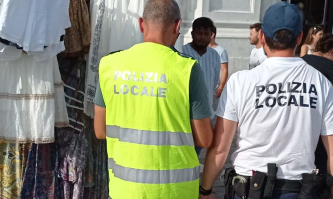 Controlli in riva degli Schiavoni: maxi sequestro di borse, cappelli e vestiti