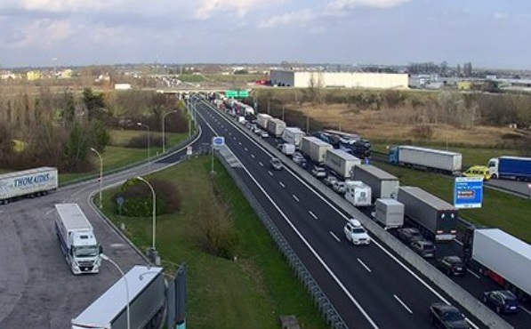 Autobus contro un tir lungo la tratta maledetta dell’autostrada A4