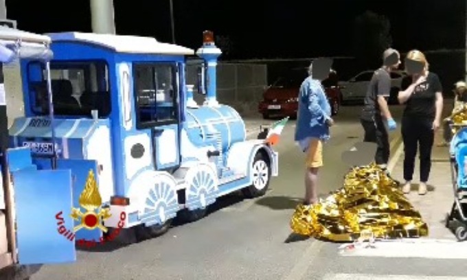 Trenino turistico si rovescia, l’autista confessa: “Eseguivo giravolte per far divertire i passeggeri”