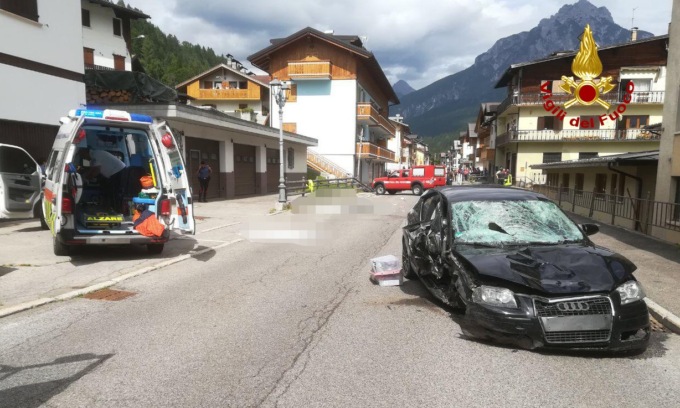 Auto travolge quattro turisti veneziani nel Bellunese: morto un bimbo, il papà e la nonna