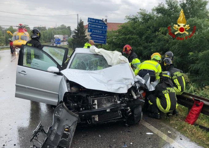 Tremendo schianto tra auto e camion a Fossò: tre feriti, tra cui un ragazzino incastrato tra le lamiere