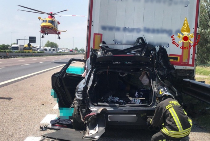 Auto contro un camion in A4: morto il conducente, feriti due minorenni