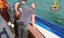 Scontro tra due barche, una affonda: tre persone finiscono in acqua