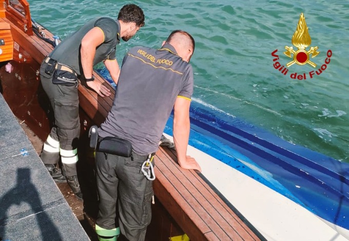 Scontro tra due barche, una affonda: tre persone finiscono in acqua