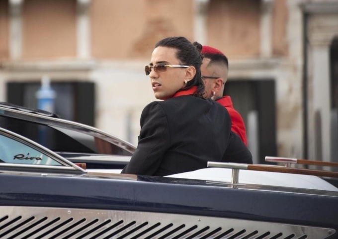 “Hoe” è uscito ieri il video della canzone di Tedua: è stato girato a Venezia