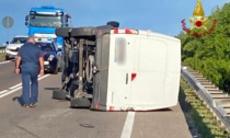 Grave incidente tra tre veicoli: un furgone si ribalta, due feriti