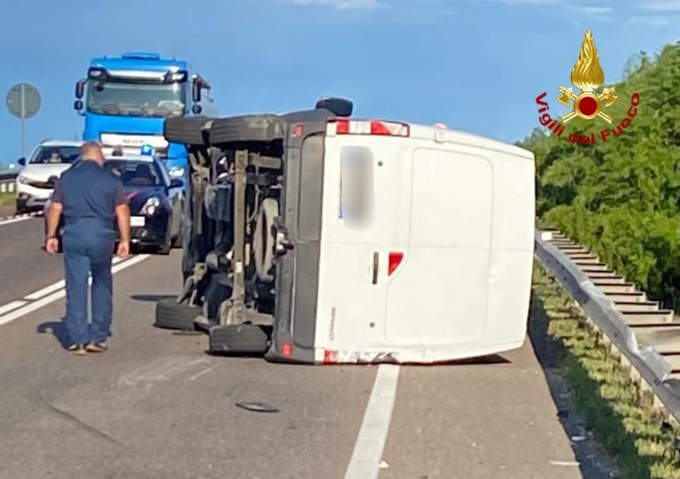 Grave incidente tra tre veicoli: un furgone si ribalta, due feriti