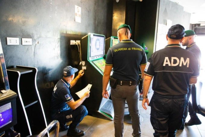 Vetri oscurati e slot sempre accese: 80mila euro di multa in un locale in provincia di Venezia