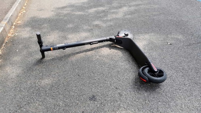 Cade dal monopattino e batte la testa: turista slovacco muore sul colpo