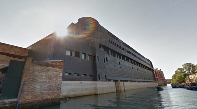 Detenuto rumeno tenta la fuga hollywoodiana dal tribunale: finge di andare in bagno e si tuffa nel canale