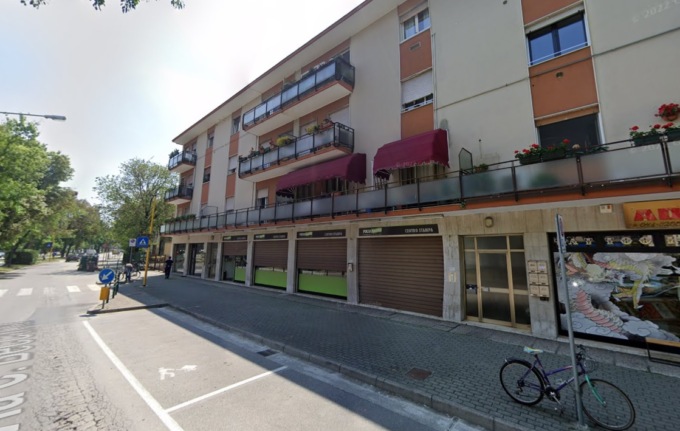 Bimbo di due anni precipita dal terrazzo
